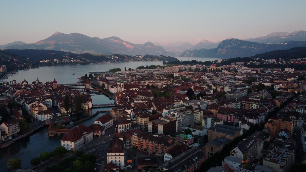 descripción aérea sobrevolando el hermoso casco antiguo de lucerna, suiza