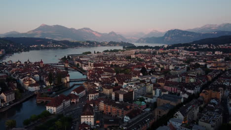 Descripción-Aérea-Sobrevolando-El-Hermoso-Casco-Antiguo-De-Lucerna,-Suiza