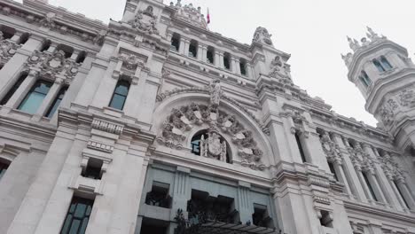 Cerrar-La-Fachada-Del-Famoso-Edificio-Del-Palacio-De-Cibeles-En-El-Centro-De-La-Ciudad-De-Madrid,-España