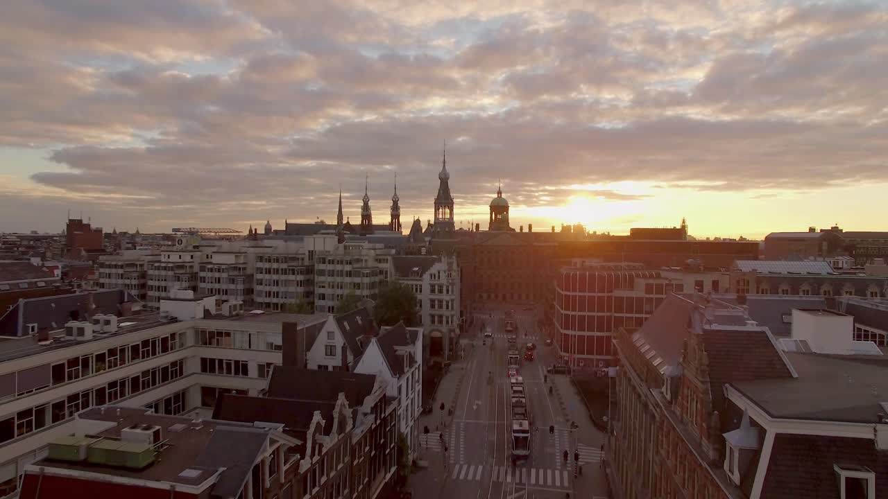 이탈리아 암스테르담의 분주한 거리의 공중 비행