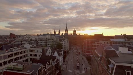 Un-Sobrevuelo-Aéreo-De-Las-Concurridas-Calles-De-Amsterdam,-Italia-Al-Amanecer