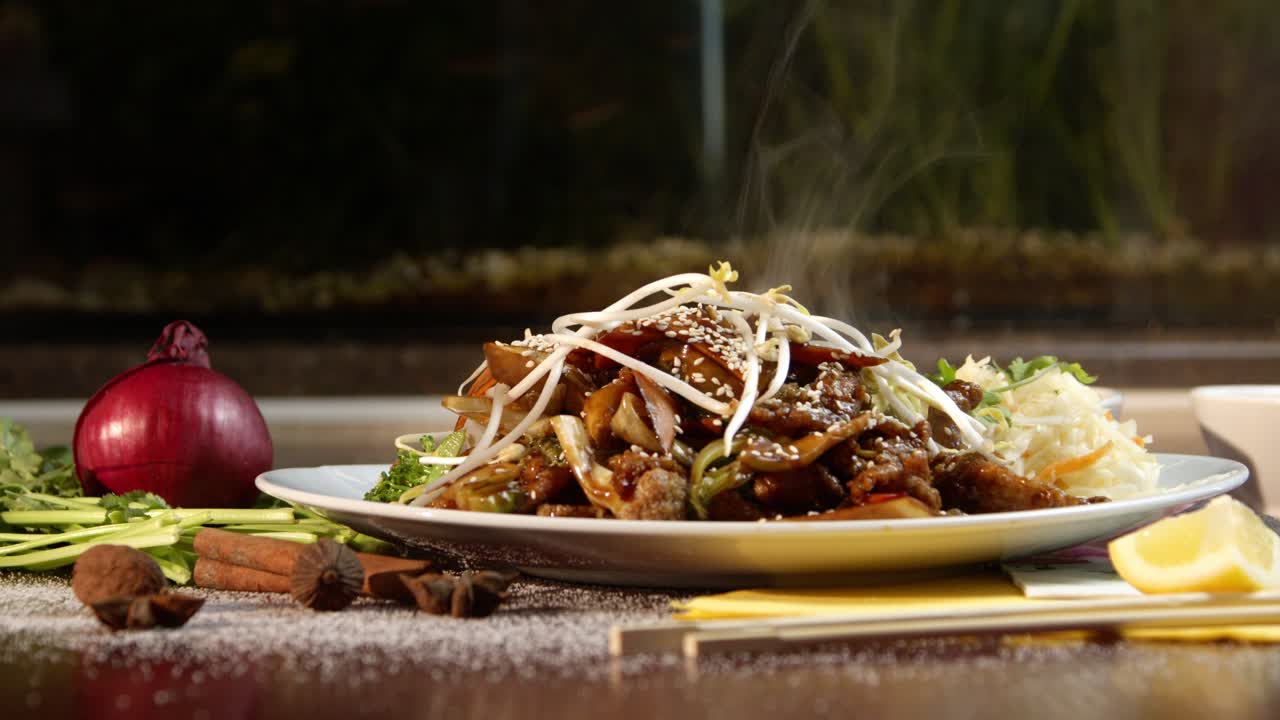 ⁇ 한  ⁇ 고기는 진정한 중국 요리에서 증기를 방출합니다.