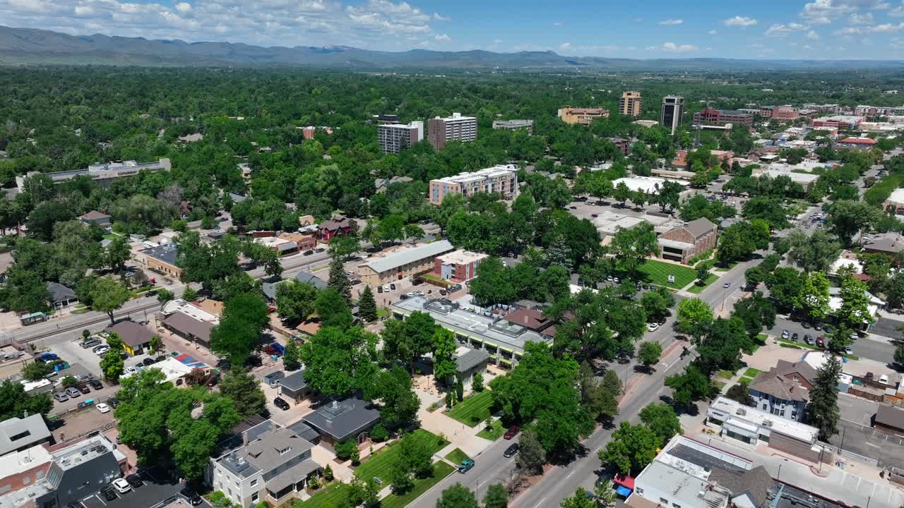 en el centro de fort collins, colorado.