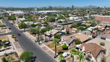 viviendas en el suburbio vecindario de una gran ciudad en el desierto de ee.uu.