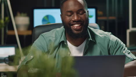Closeup-cheerful-african-american-business-man-smiling-in-hipster-office