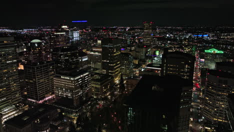 Portland-Oregon-Aerial-V116-Filmischer-Drohnenüberflug-über-Die-Lebhafte-Innenstadt,-Aufnahme-Beleuchteter-Nächtlicher-Stadtlandschaften-Mit-Schimmernder-Fassade-Von-Wolkenkratzern-Und-Gebäuden-–-Aufgenommen-Mit-Mavic-3-Cine-–-August-2022