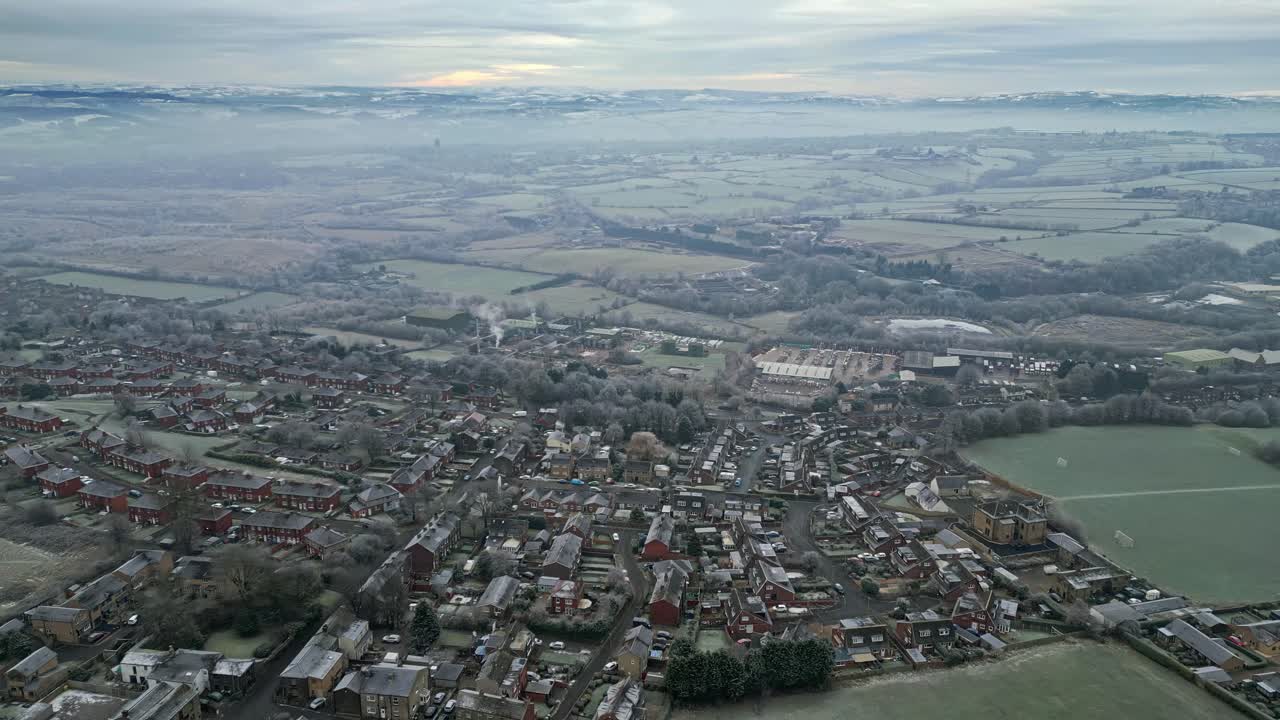 안개와 영하의 기온으로 혹독한 겨울 추위를 묘사