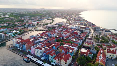 alto ángulo de retroceso aéreo por encima de willemstad curacao con suave luz de la mañana