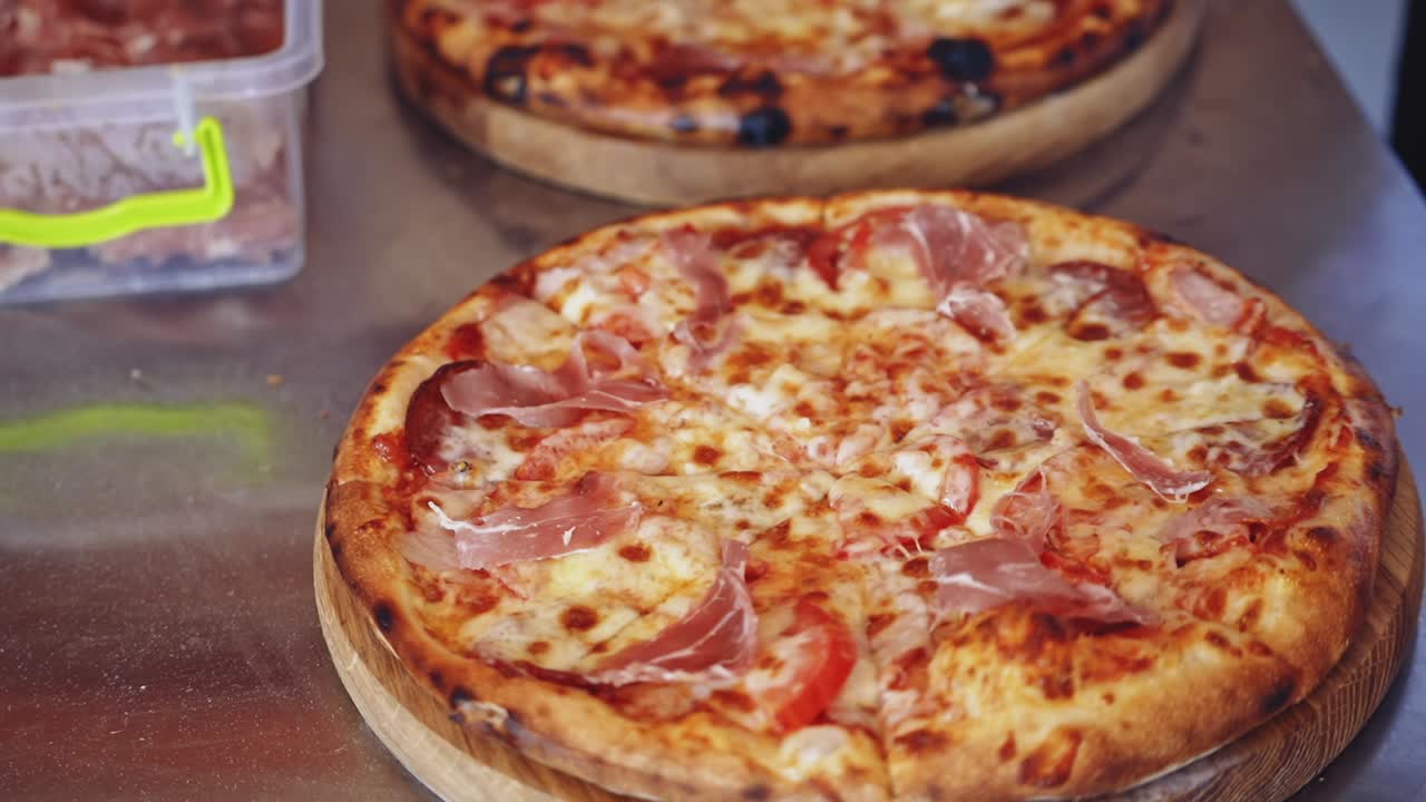 Chef che prepara la pizza. Mani del pizzaiolo che posizionano gli ingredienti sulla pizza.