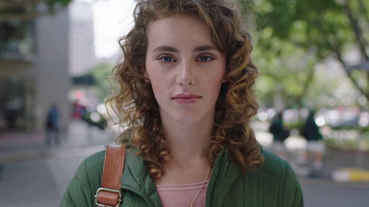 retrato de una hermosa joven elegante mujer pelirroja buscando pensativa contemplativa en la cámara en la calle de la ciudad