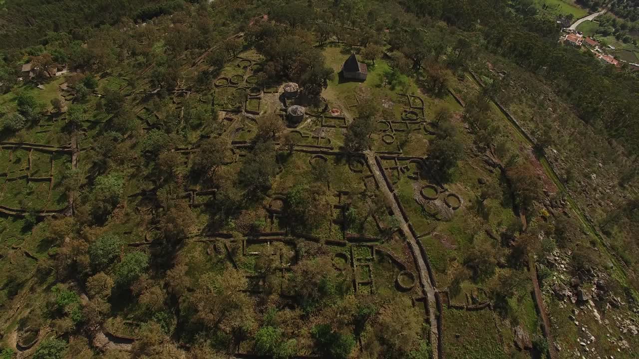 Sorvolando antica città romana.