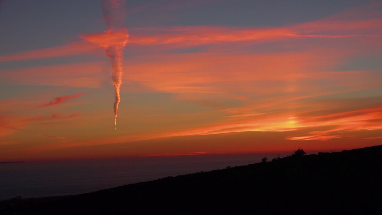 하늘의 이상하고 기괴한 제트 비행운이 이상한 구름 형성을 만듭니다.