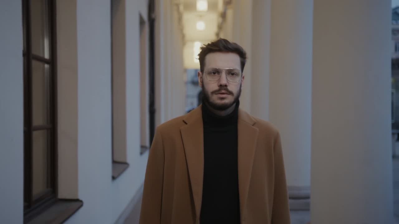 Un moderno modello di motion graphics progettato per contenuti video con transizioni effetto carta.