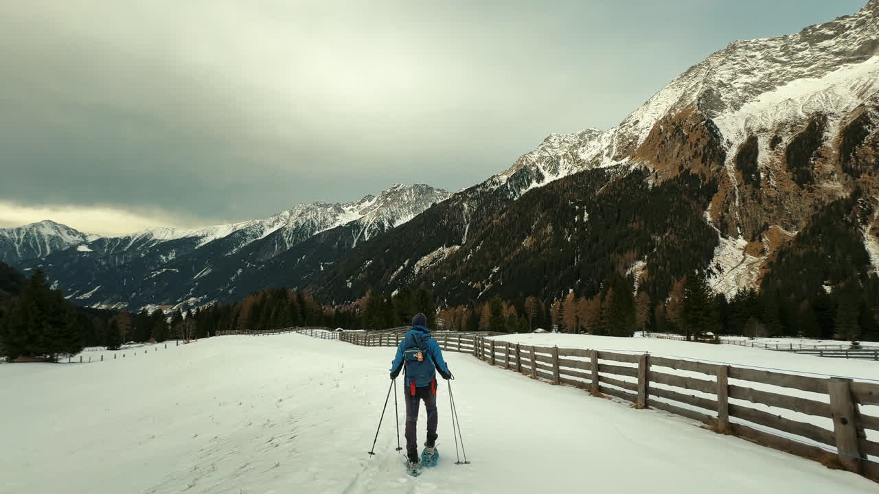 Camminare con le scarpe da neve in montagna