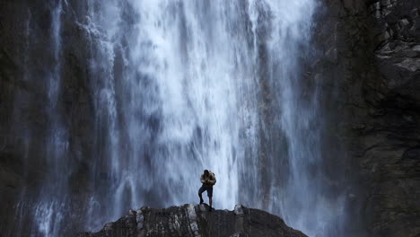 Fotograf,-Der-Einen-Zusätzlichen-Schritt-Für-Ein-Foto-An-Den-Sorrosal-Wasserfällen-Macht