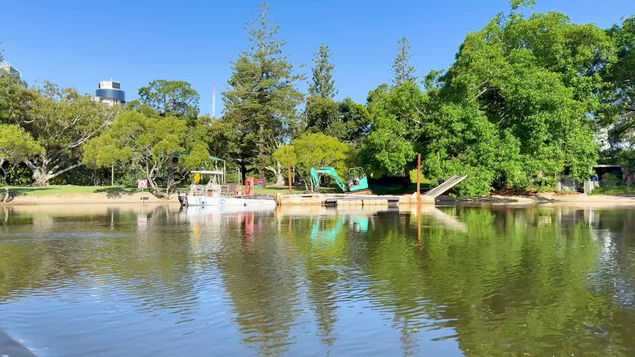 평온한 수로 근처의 건설 장비