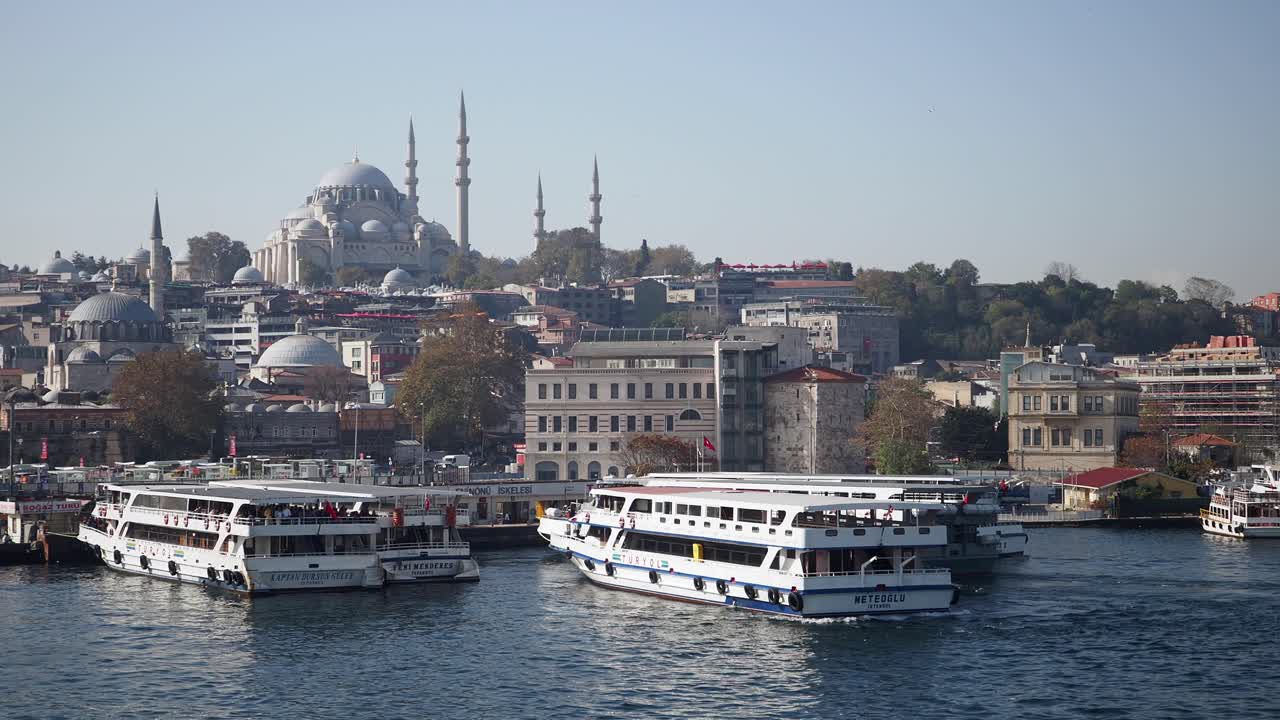 el horizonte de estambul con la mezquita azul y los barcos en el cuerno de oro