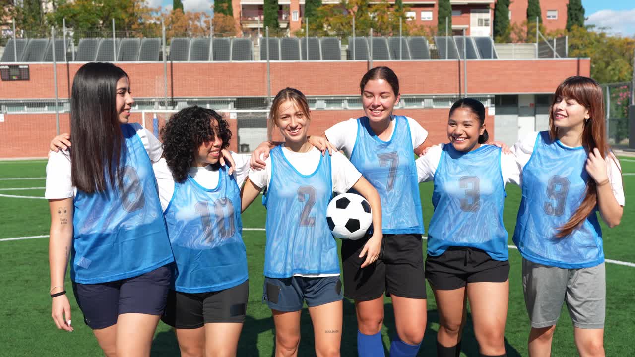 Gruppo di giovani calciatrici che posano per una foto