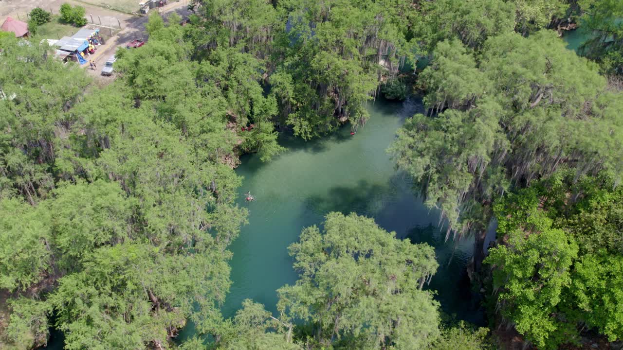 Vista aérea de río y cascadas en San Luis Potosí