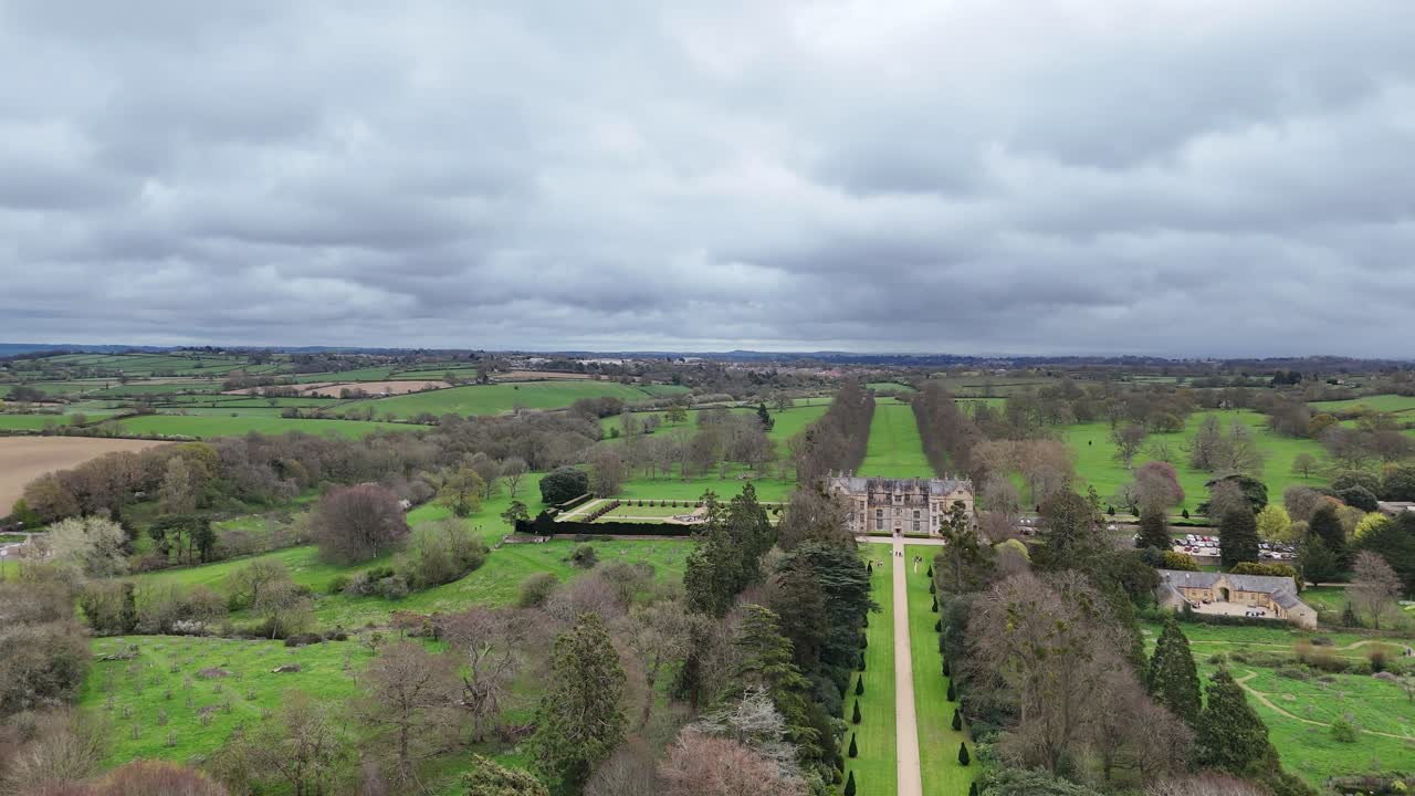 Montacute House, Somerset, Inghilterra. Viale alberato, ripresa aerea di presentazione.