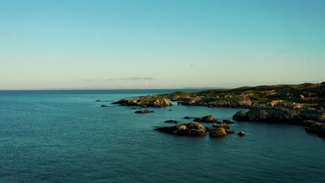 Descubra-La-Encantadora-Belleza-De-Connemara,-Galway,-Irlanda,-Con-Una-Fascinante-Toma-Desde-Un-Dron-Que-Captura-El-Vibrante-Paisaje-Verde.