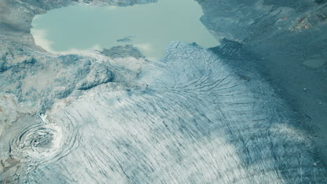 icebergs cayendo al agua mientras un glaciar se derrite debido al cambio climático