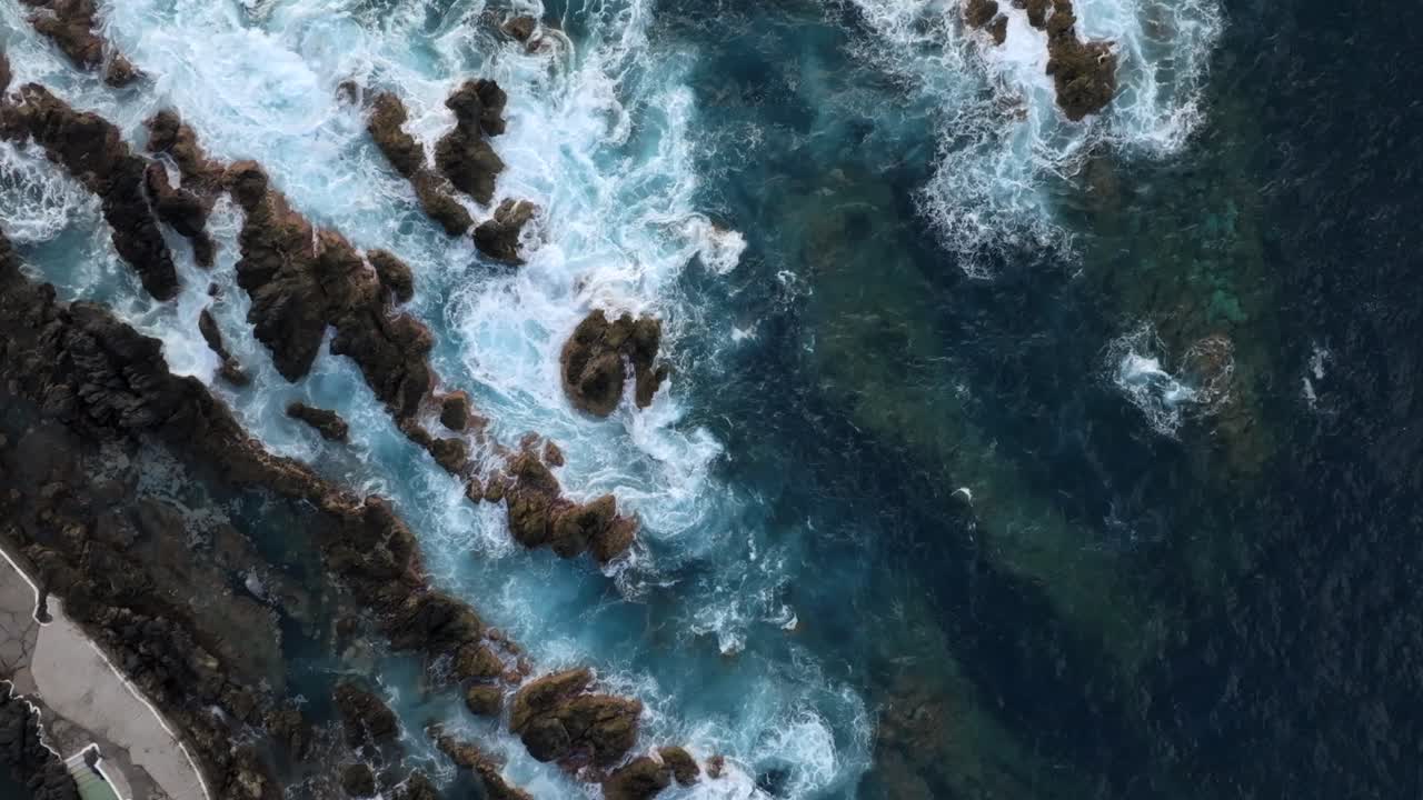 Riprese con drone delle piscine naturali di origine vulcanica di Porto Moniz a Madeira, Portogallo, con scogliere, oceano, punti di balneazione naturali, case, filmate al tramonto