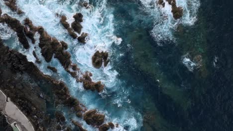 ポルト・モニスの火山プール (port moniz in madeira) はマデラ島にある火山のプールですポルトルガルの写真は崖海風呂場夕暮れの家などをドローンで撮影しています