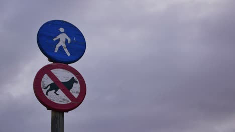 Zeitraffer-Und-Vergrößerung-Mit-Einem-Fußgängerschild-Und-Einem-Hundeverbotsschild