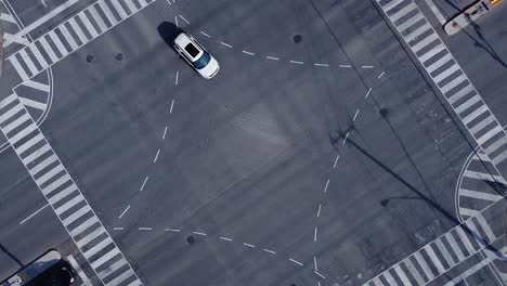 Cars-driving-through-busy-multi-lane-intersection-in-large-urban-city