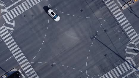 automóviles que conducen a través de una concurrida intersección de varios carriles en una gran ciudad urbana