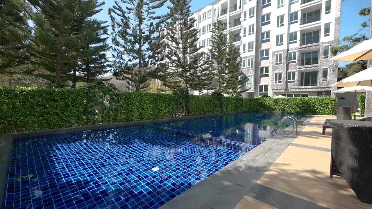 Fredeligt og solrigt swimmingpoolområde