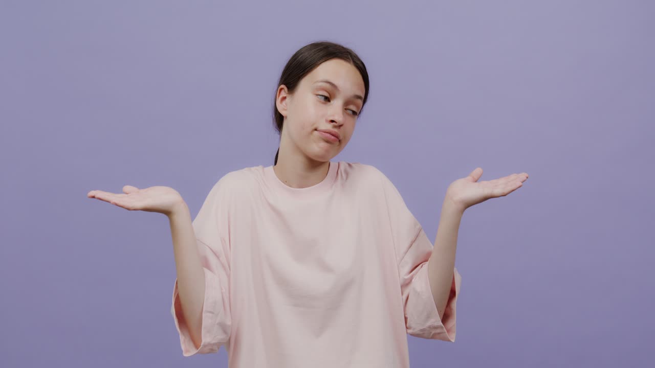 불확실성을 표현하는 십대 소녀