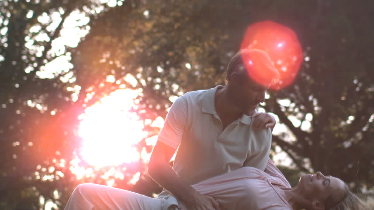 아름다운 젊은 여성이 남편의 팔에 기대어