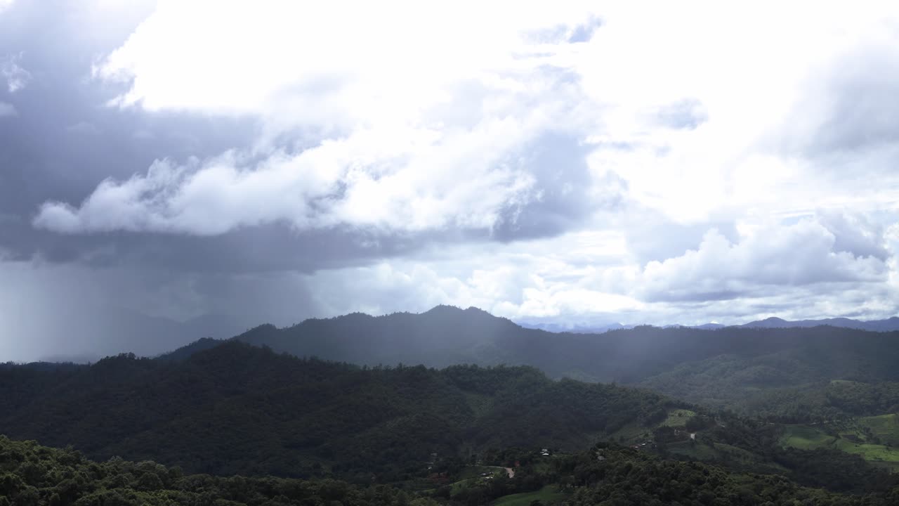lapso de tiempo de cielo nublado con tormenta y lluvia sobre las montañas durante el día