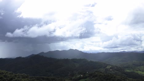 Lapso-De-Tiempo-De-Cielo-Nublado-Con-Tormenta-Y-Lluvia-Sobre-Las-Montañas-Durante-El-Día