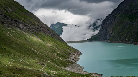 Zeitraffer-Eines-Schweizer-Stausees-In-Den-Alpen