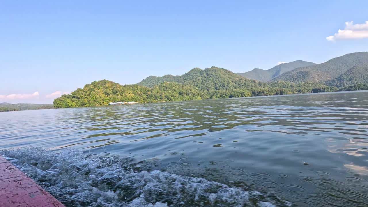 호수 를 가로지르는 배 여행 의 진보적 인 시각