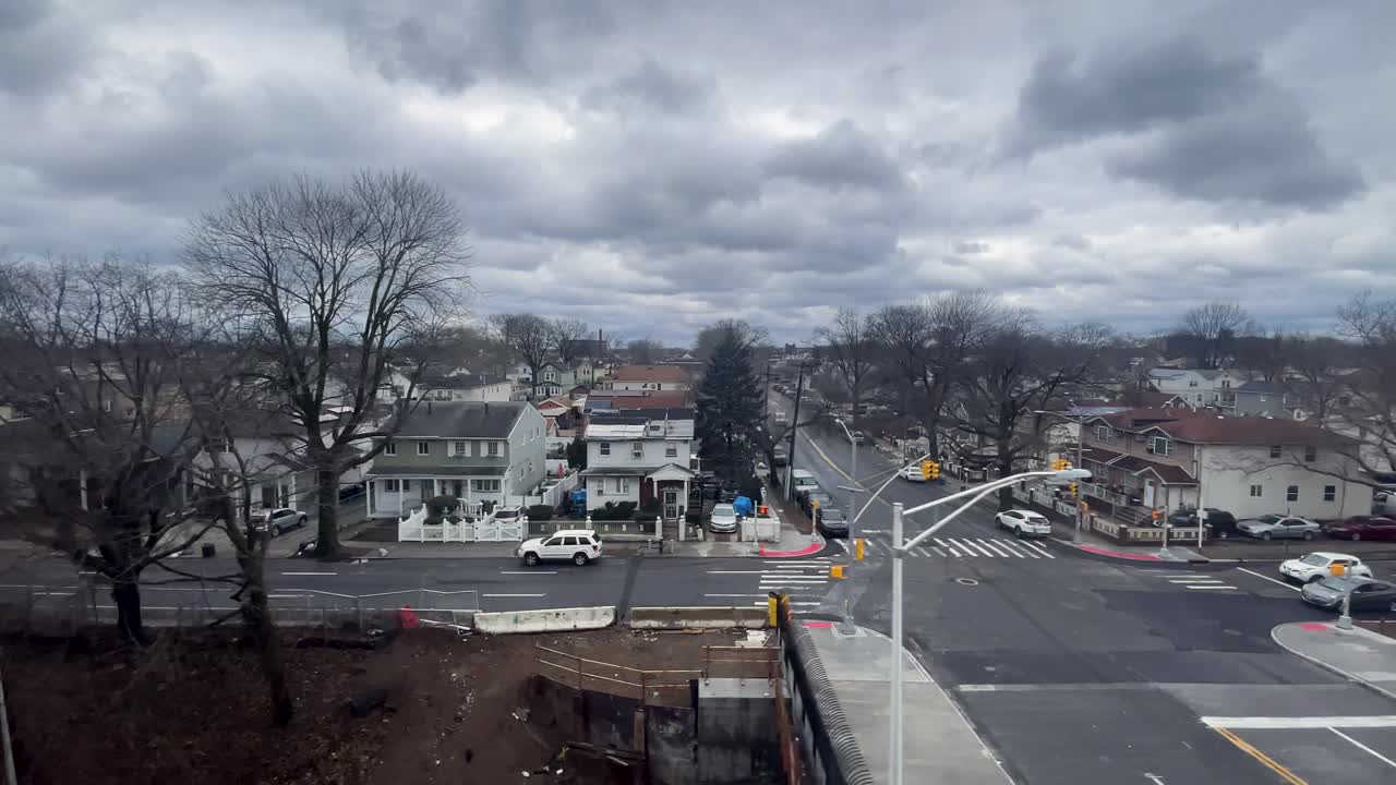 브루클린 거리를 가로질러 달리는 뉴욕 시 지하철의 슬로우 모션  ⁇