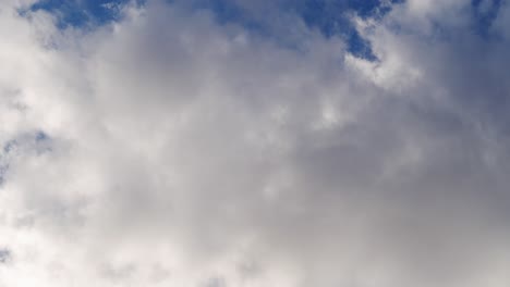 tomada de lapso de tiempo de nubes en movimiento rápido