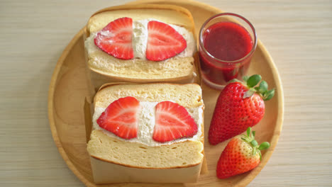 pancake-sandwich-strawberry-fresh-cream