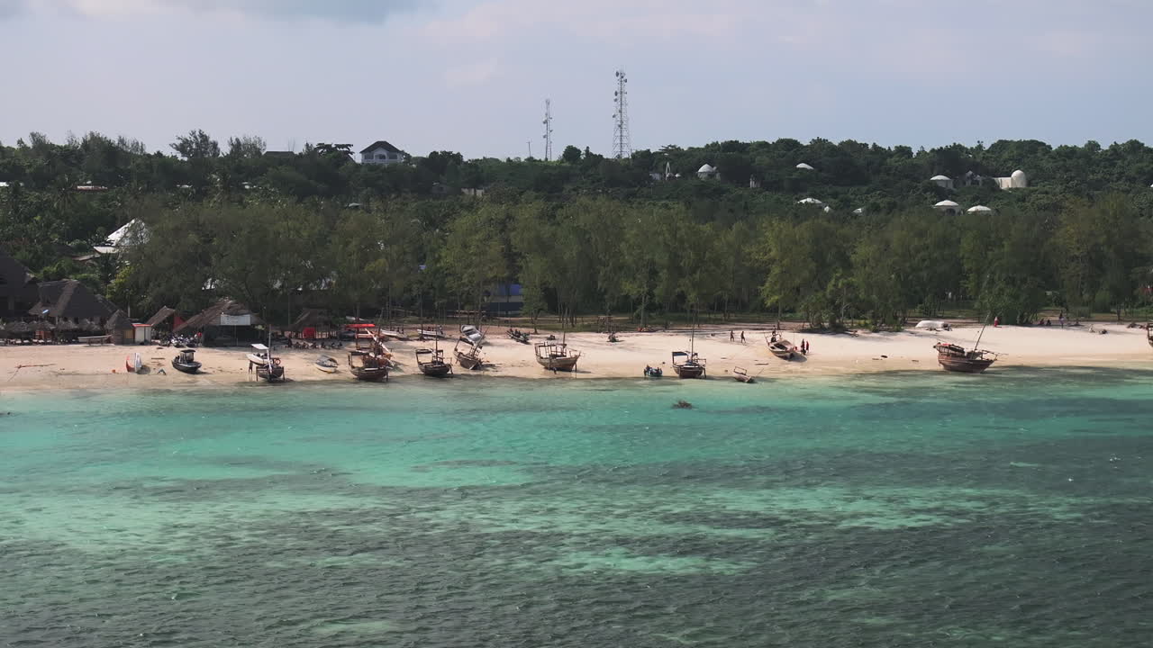 vista aérea de los barcos de pescadores de madera y la playa de arena en la aldea de kendwa en un día soleado, zanzíbar, tanzania