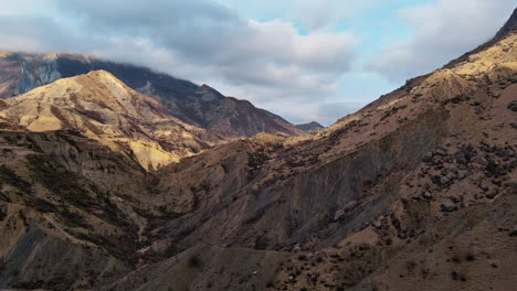 vista aérea del paisaje de montaña con nubes