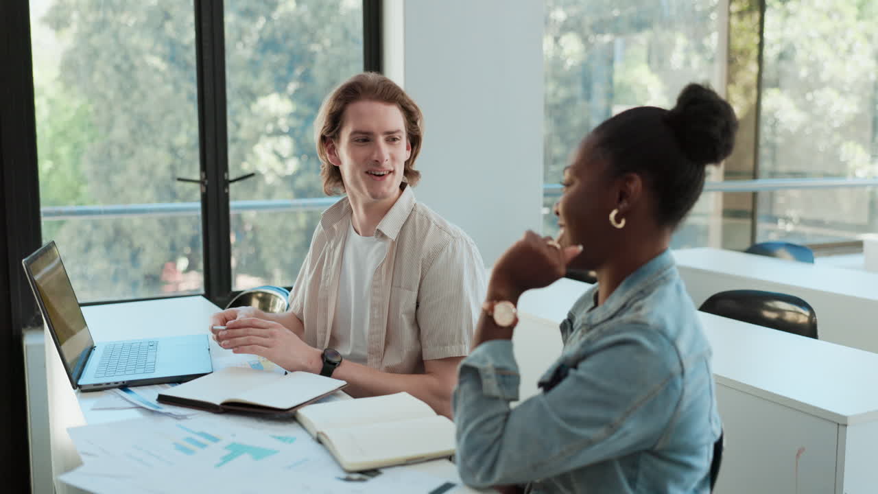 estudiantes que colaboran en un entorno de clase