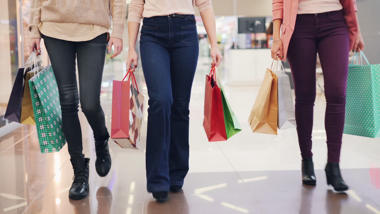 쇼핑몰에서 쇼핑하는 여자들