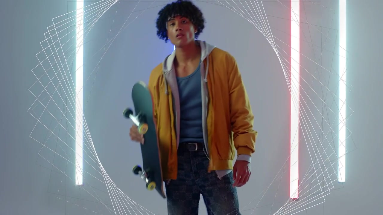 Skater skifter vægt, hvilket forårsager kameratræk, tjekker skateboardet for en annonce, trådmodel skalerer med neonrør.