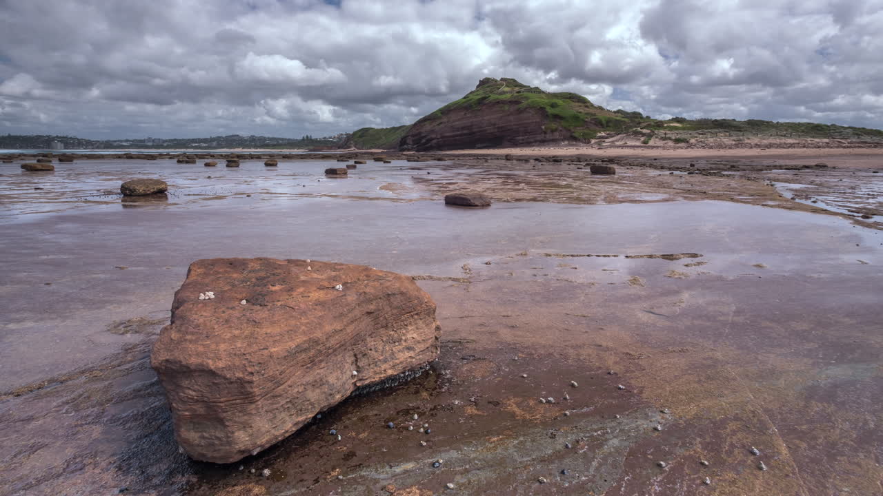 4k timelapse de nubes corriendo sobre el arrecife largo en las playas del norte de sydney