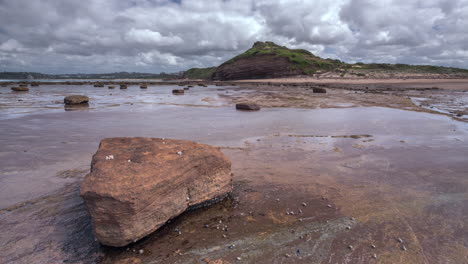 Timelapse-De-4k-De-Nubes-Corriendo-Sobre-El-Largo-Arrecife-En-Las-Playas-Del-Norte-De-Sydney