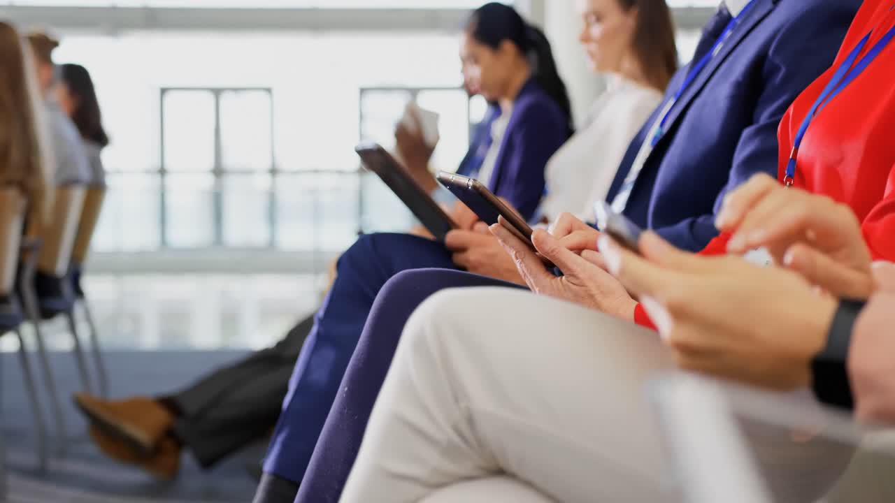 비즈니스 세미나에서 디지털 태블릿을 사용하는 사업가들 4k