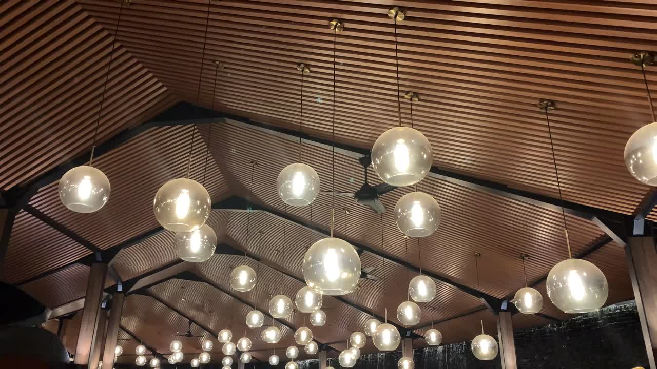 lámparas decorativas cuelgan del techo